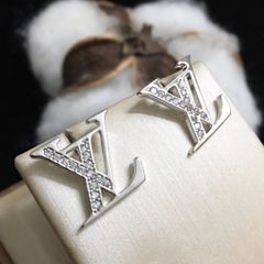  Bộ Trang Sức LV Trắng - Cài Áo & Bông Tai Pha Lê (AA) 