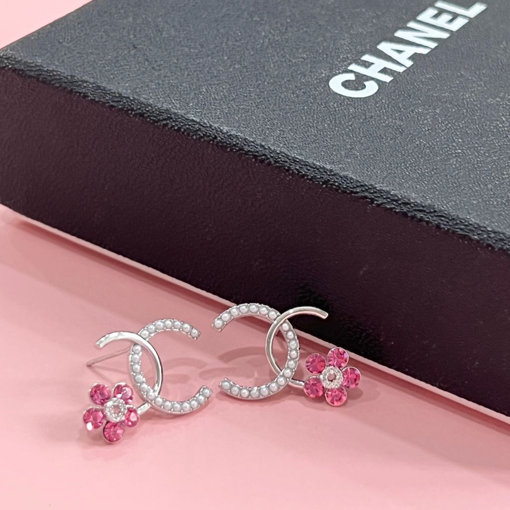  Bông Tai Chanel Cánh Hoa Bản To Màu Trắng Ngọc Trai & Pha Lê Hồng (CL) 