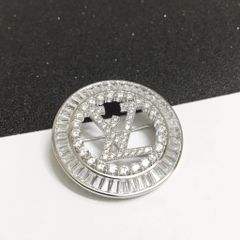  Bộ Trang Sức LV Trắng - Cài Áo & Bông Tai Pha Lê (AA) 