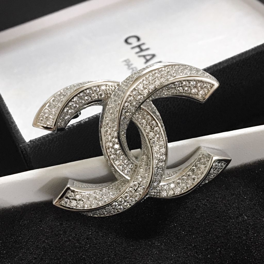  Bộ Trang Sức Chanel Trắng - Cài Áo & Bông Tai Pha Lê (AB) 