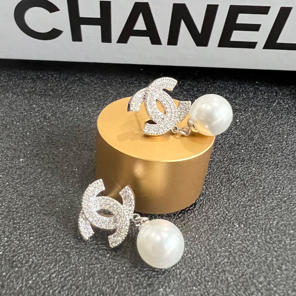  Bông Tai Chanel Màu Trắng Ngọc Trai & Pha Lê (CG) 