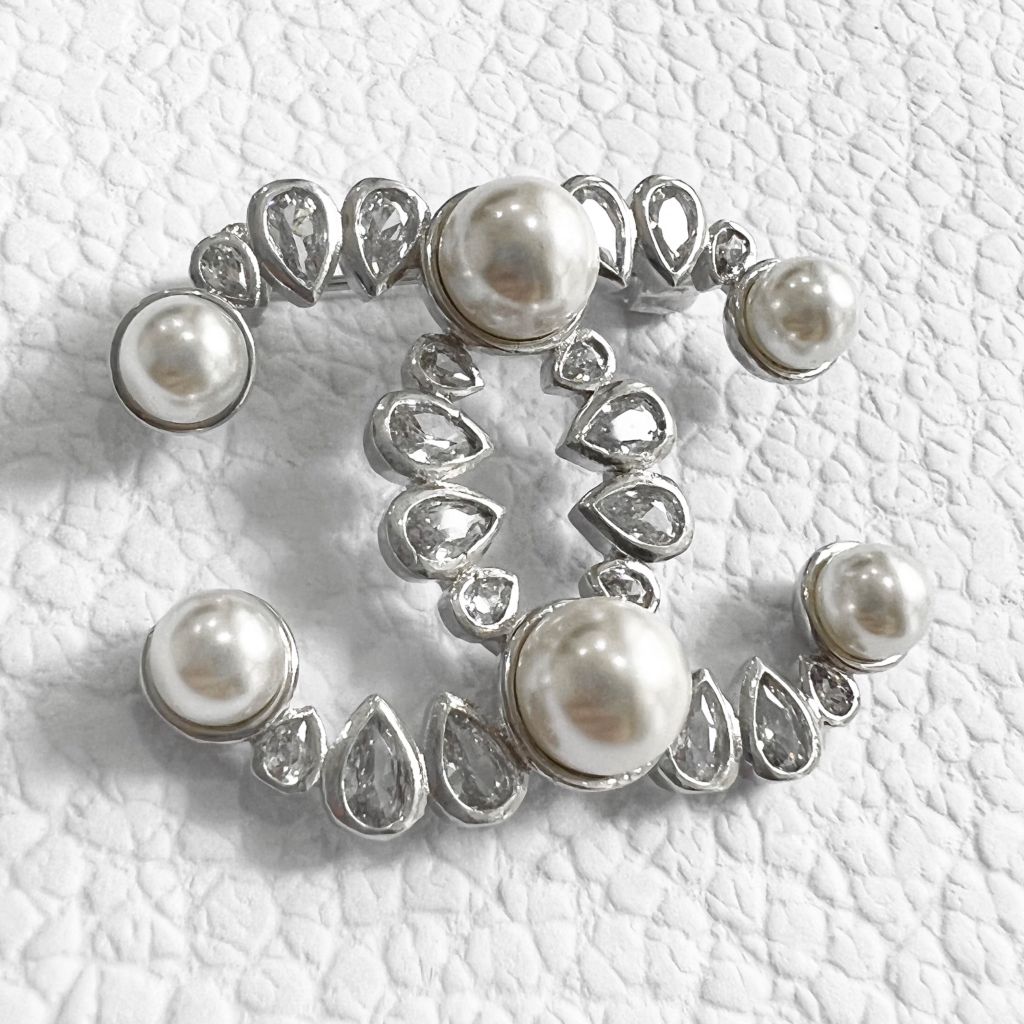  Cài Áo Nam, Nữ - Chanel Màu Trắng Ngọc Trai & Pha Lê (BW) 