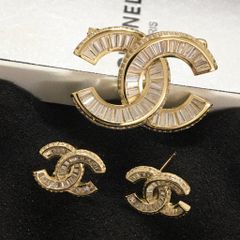  Bộ Trang Sức Chanel Vàng - Cài Áo & Bông Tai Pha Lê Trắng (AD) 