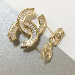  Bộ Trang Sức Chanel Vàng - Cài Áo & Bông Tai Pha Lê Trắng (AD) 