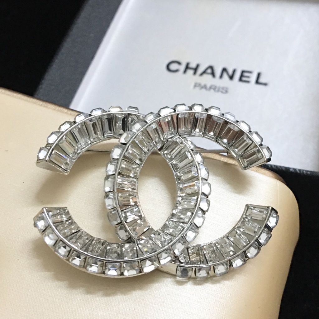  Cài Áo Nam, Nữ - Chanel Màu Trắng Bản To Pha Lê (BP) 