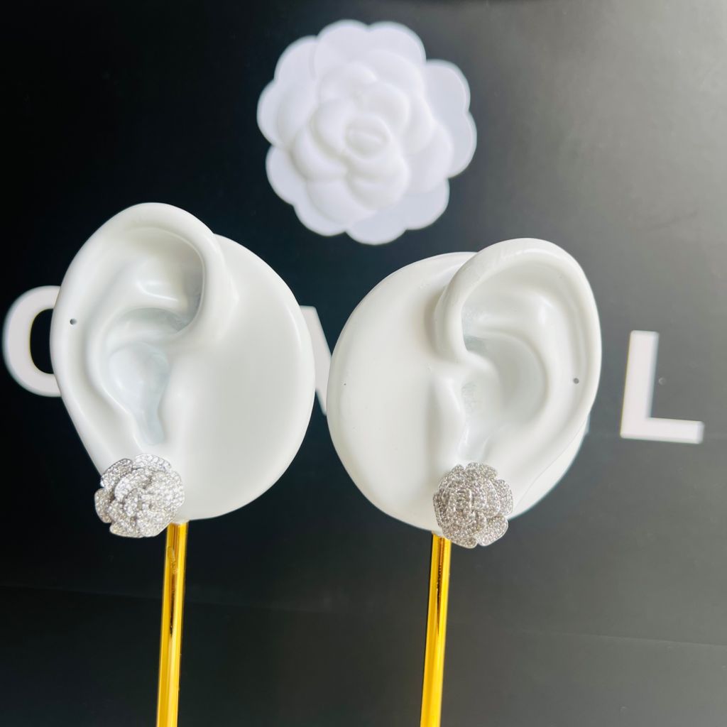  Bộ Trang Sức Hoa Trà Chanel Trắng - Cài Áo & Bông Tai Pha Lê (AJ) 