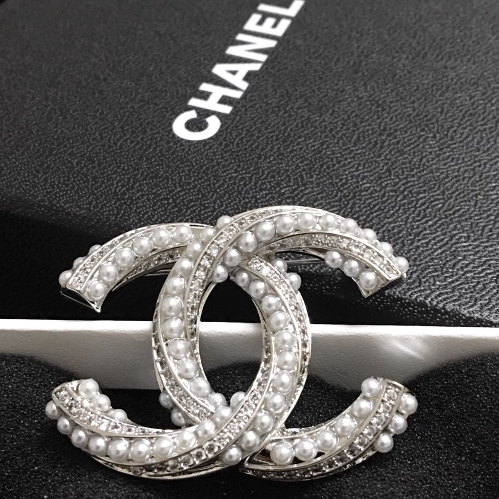  Cài Áo Nam, Nữ - Chanel Màu Trắng Ngọc Trai & Pha Lê (BH) 