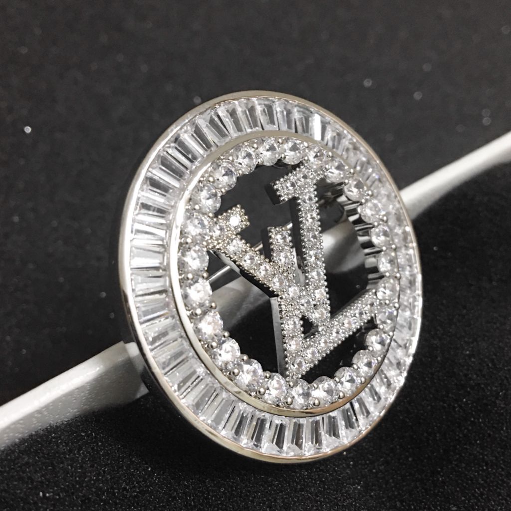  Bộ Trang Sức LV Trắng - Cài Áo & Bông Tai Pha Lê (AA) 