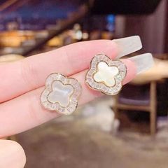  Bông Tai Cỏ 4 Lá May Mắn Bản To 1,8cm Vỏ Trai Thiên Nhiên & Pha Lê Trắng (AH) 