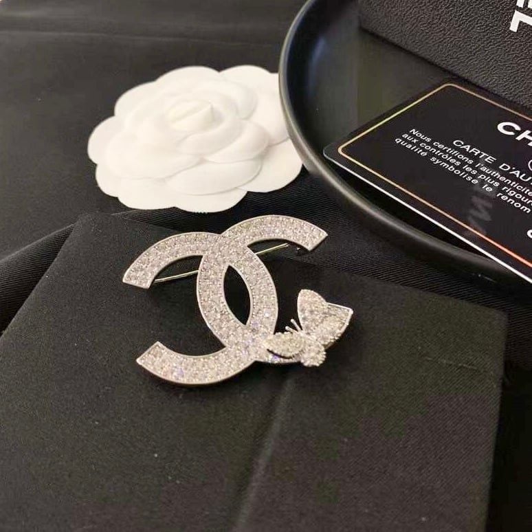  Cài Áo Chanel & Con Bướm Màu Trắng Pha Lê (CQ) 