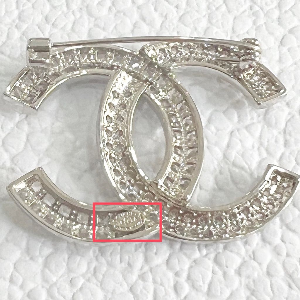  Cài Áo Chanel Màu Trắng Pha Lê (CU) 