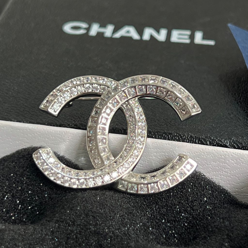  Cài Áo Chanel Màu Trắng Pha Lê (CU) 