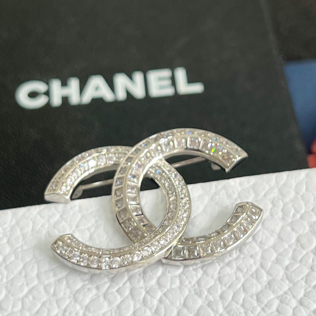  Cài Áo Chanel Màu Trắng Pha Lê (CU) 