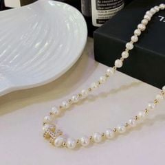  Dây Chuyền Ngắn - Hermes Choker Màu Vàng Ngọc Trai Nước Ngọt & Pha Lê Trắng Sang Trọng (AG) 