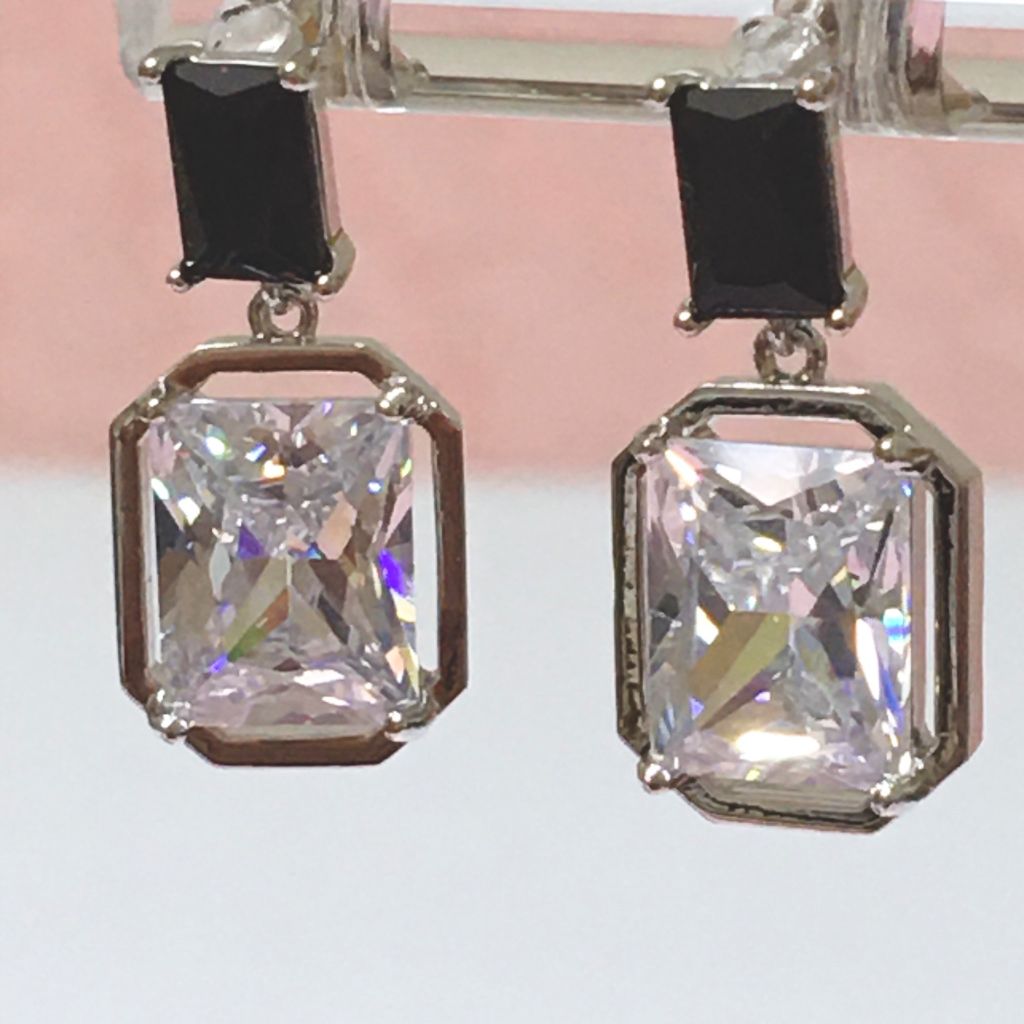  Bông Tai Chữ Nhật Màu Trắng Pha Lê Trắng Đen (AG) 