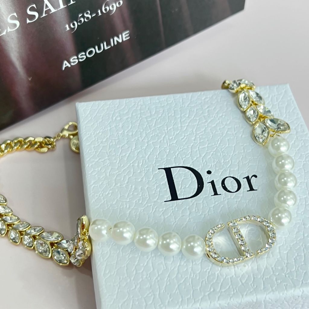  Dây Chuyền Ngắn - Dior Choker Màu Vàng Ngọc Trai & Pha Lê Màu Trắng Quý Phái (AG) 