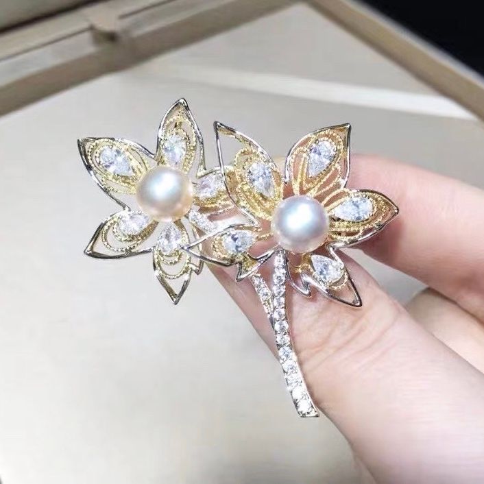  Cài Áo 2 Cánh Hoa Vàng Ngọc Trai & Pha Lê Trắng (AK) 
