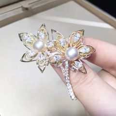  Cài Áo 2 Cánh Hoa Vàng Ngọc Trai & Pha Lê Trắng (AK) 