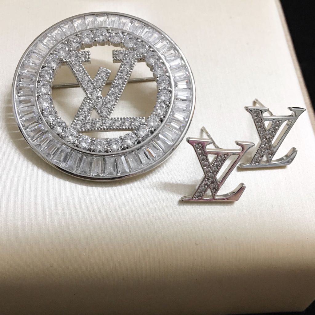  Bộ Trang Sức LV Trắng - Cài Áo & Bông Tai Pha Lê (AA) 