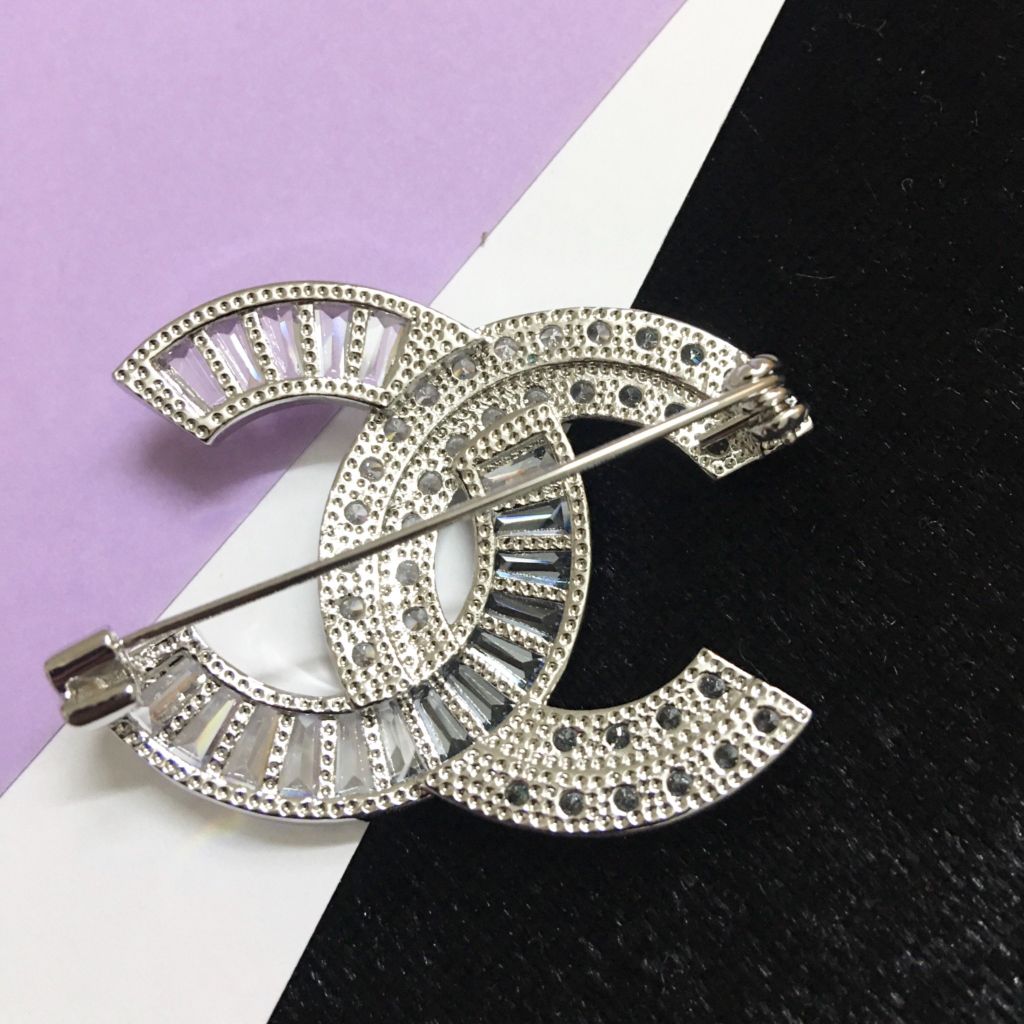  Bộ Trang Sức Chanel Trắng - Cài Áo & Bông Tai Pha Lê (AH) 