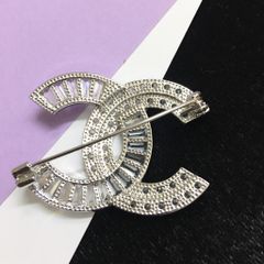  Bộ Trang Sức Chanel Trắng - Cài Áo & Bông Tai Pha Lê (AH) 