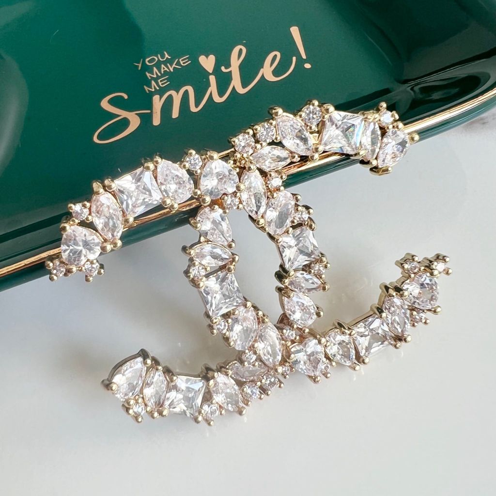  Cài Áo Nam, Nữ - Chanel Màu Vàng Bản To Pha Lê Trắng (CH) 