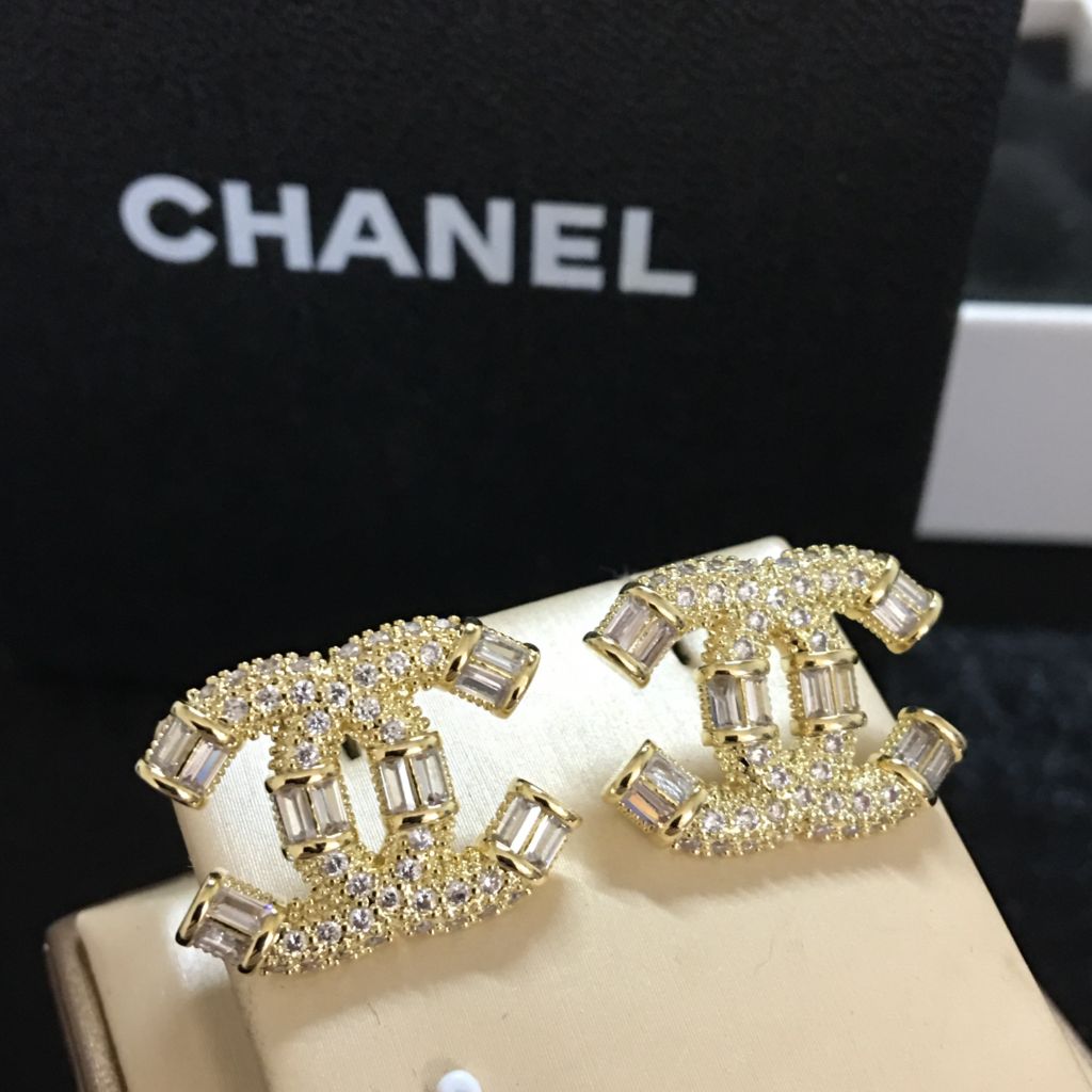  Bông Tai Chanel Bản To Màu Vàng Pha Lê Trắng (BH) 