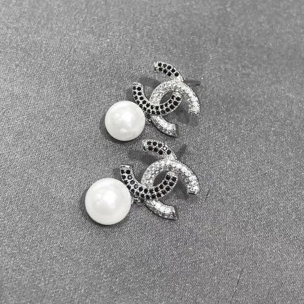  Bông Tai Chanel Màu Trắng Ngọc Trai & Pha Lê Trắng Đen (BI) 