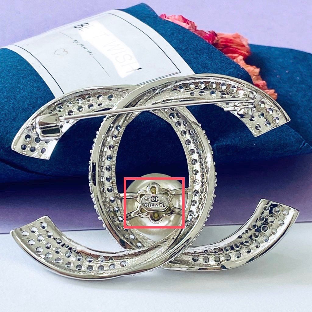  Cài Áo Chanel Màu Trắng Ngọc Trai & Pha Lê (BR) 