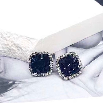  Bông Tai Vuông Bản To Pha Lê Đen & Trắng Sang Trọng 