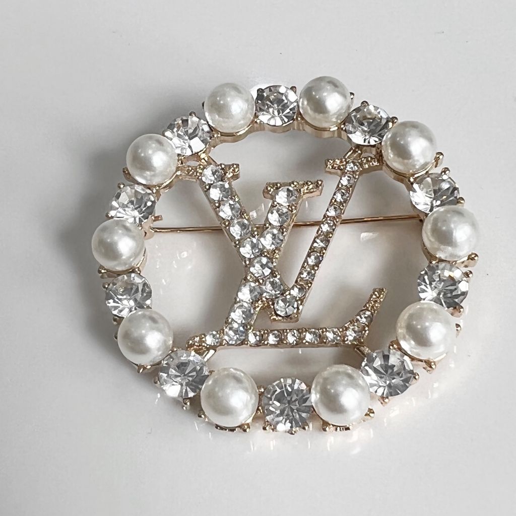  Cài Áo Nam, Nữ - LV Màu Vàng Ngọc Trai & Pha Lê Trắng (AD) 