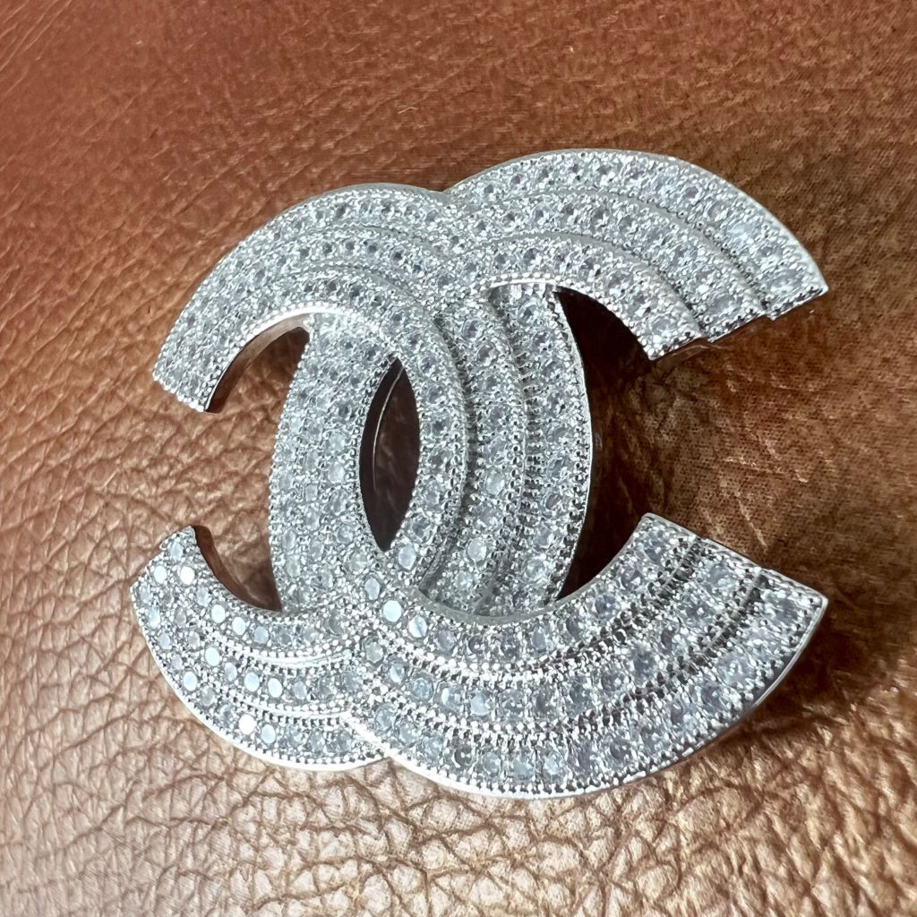  Cài Áo Nam, Nữ - Chanel Màu Trắng Pha Lê (BV) 