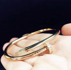  Vòng Tay Nam, Nữ TiTan Cao Cấp - Cartier Cây Đinh Màu Vàng Pha Lê Trắng (AI) 