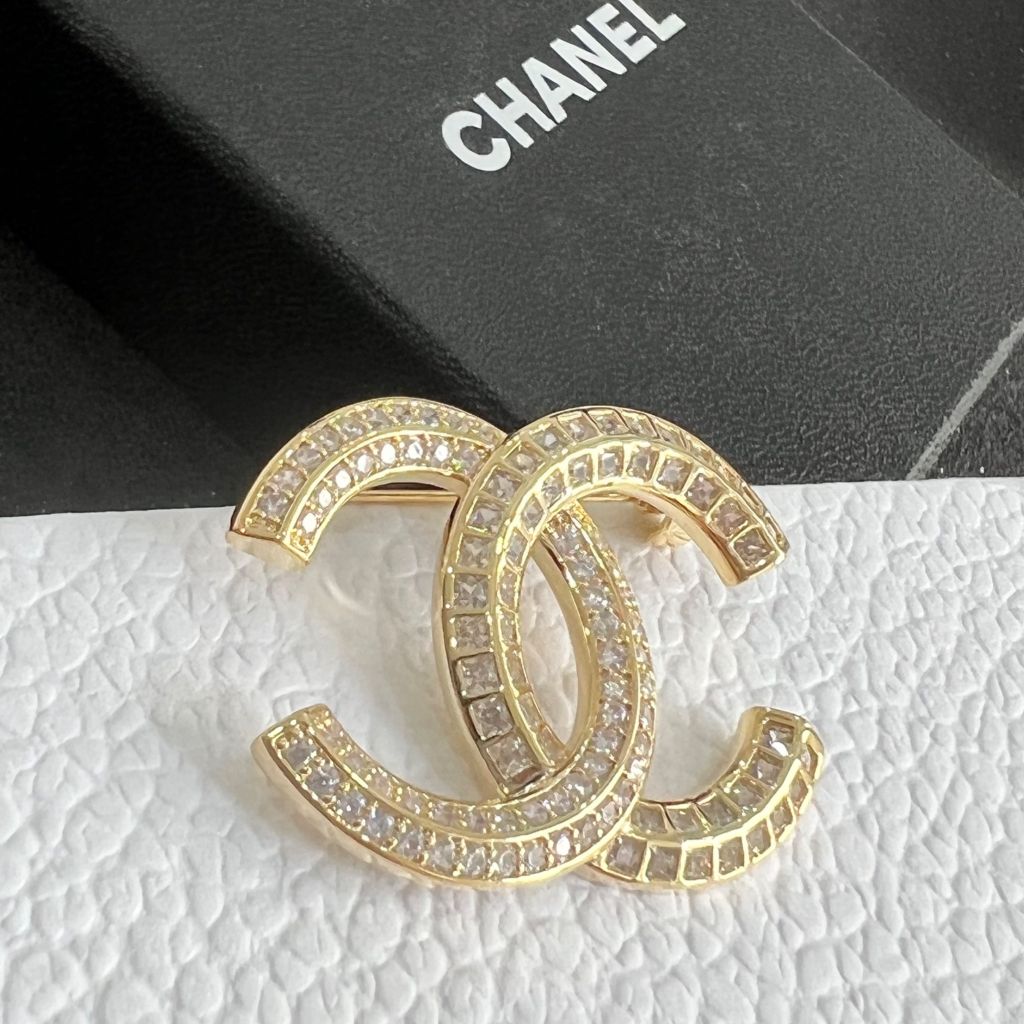  Cài Áo Chanel Màu Vàng Pha Lê Trắng (CV) 