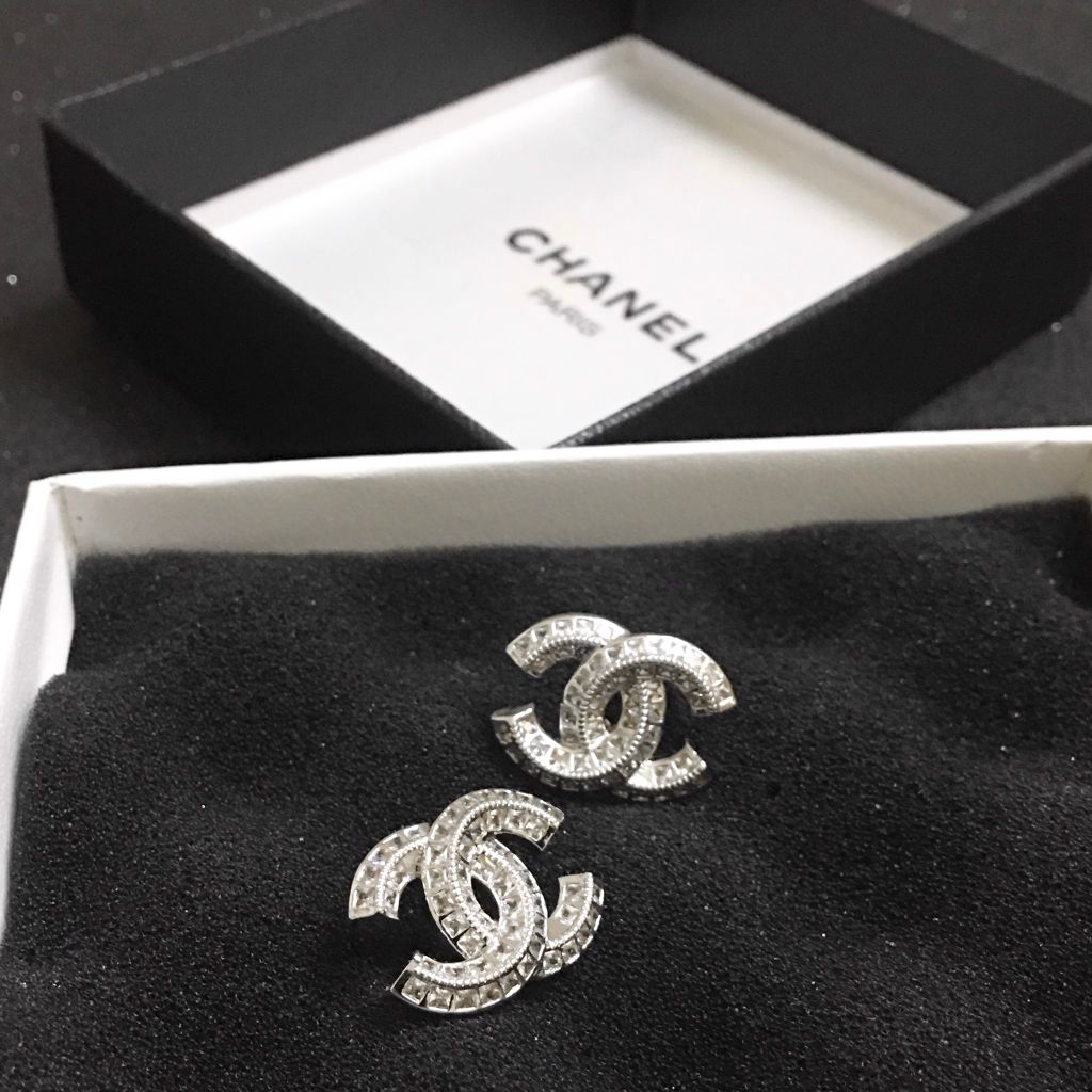  Bông Tai Chanel Bản To Màu Trắng Pha Lê (AU) 