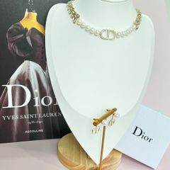  Bộ Trang Sức Dior Vàng - Vòng cổ Choker & Bông Tai Ngọc Trai, Pha Lê 3 Kiểu Đeo Quý Phái (AI) 