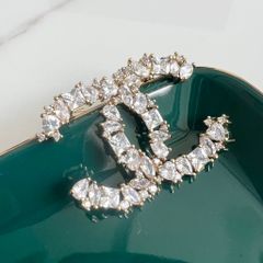  Cài Áo Nam, Nữ - Chanel Màu Vàng Bản To Pha Lê Trắng (CH) 