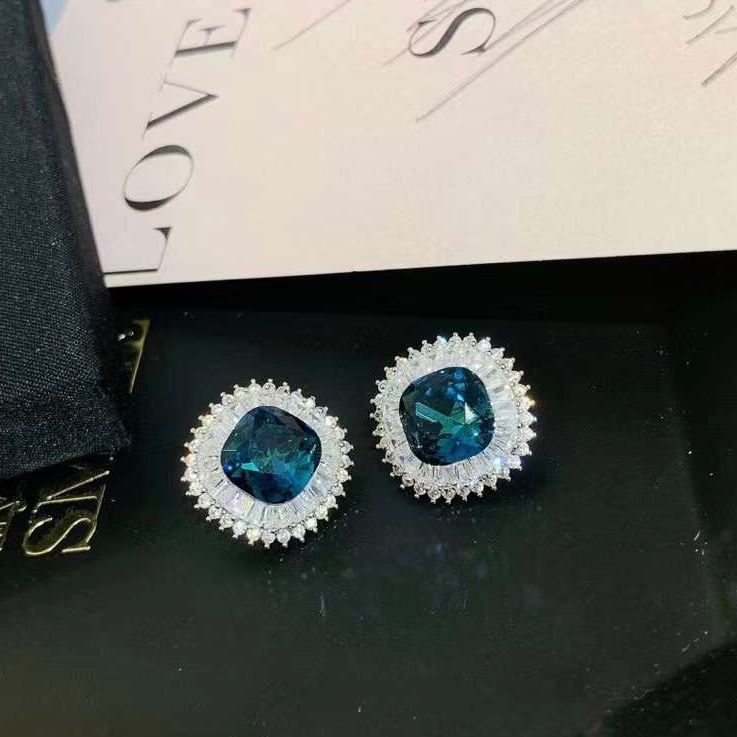  Bông Tai Vuông Bản To Pha Lê Xanh Bích & Trắng Sang Trọng (AP) 