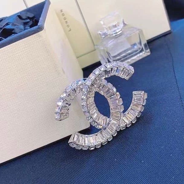  Cài Áo Nam, Nữ - Chanel Màu Trắng Bản To Pha Lê (BP) 