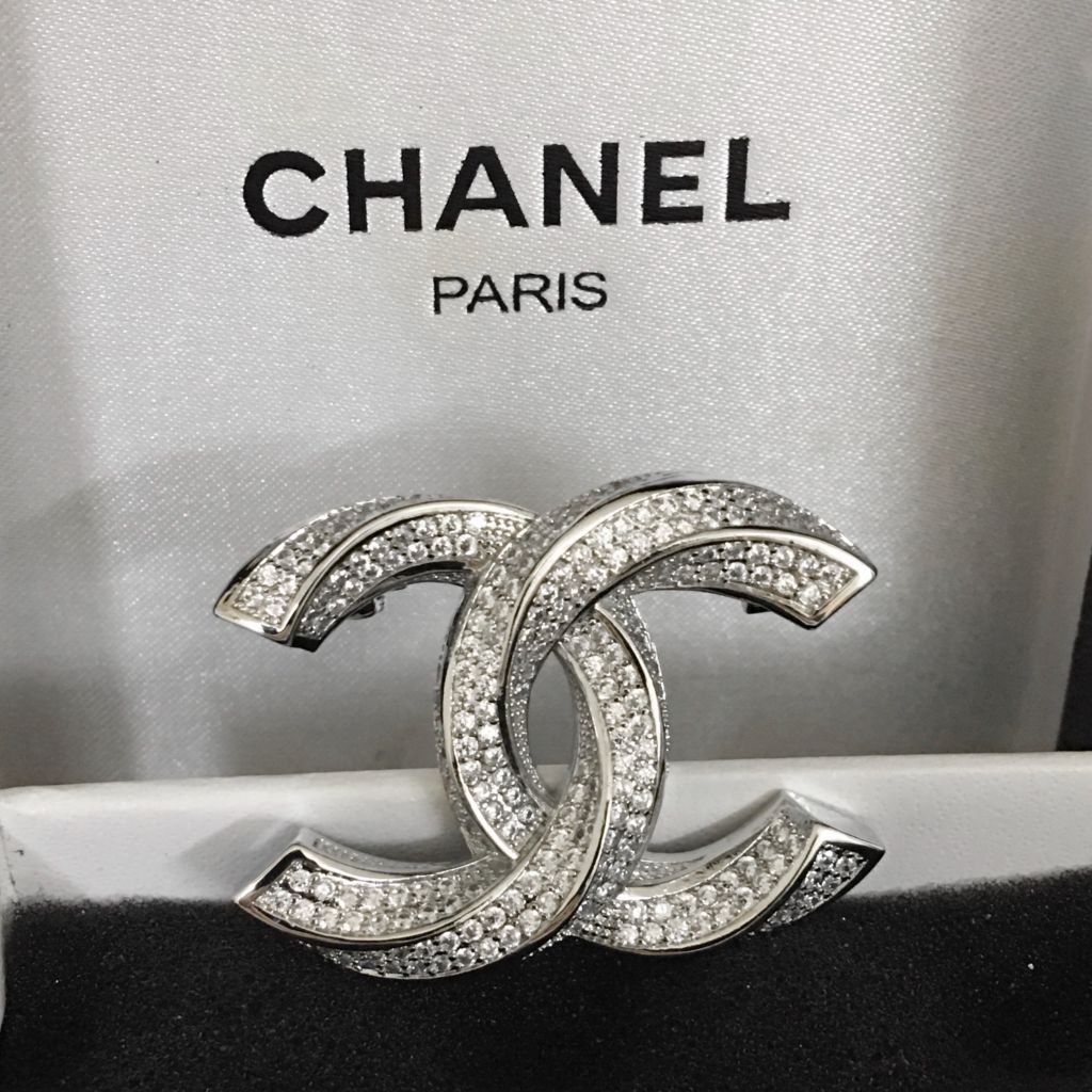  Cài Áo Nam, Nữ - Chanel Xoắn Màu Trắng Pha Lê (AY) 