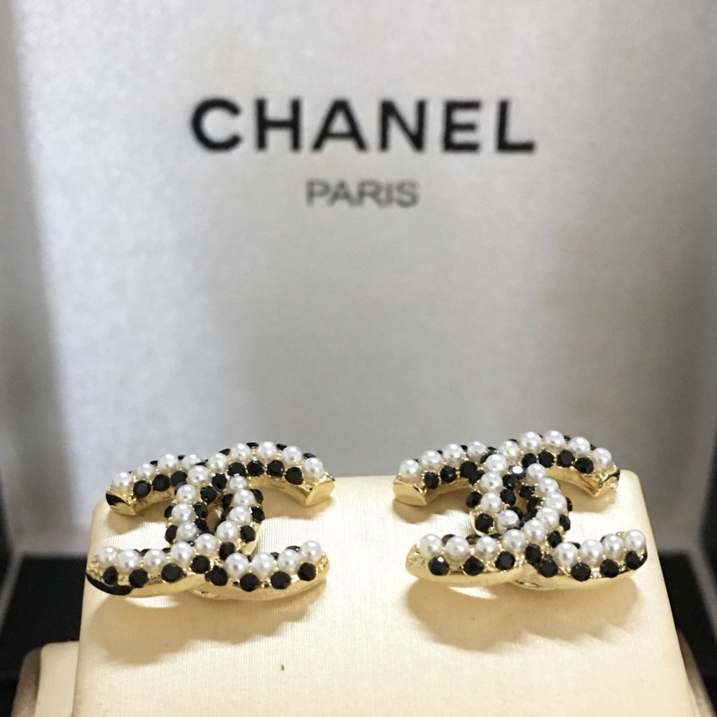  Bông Tai Chanel Màu Vàng Ngọc Trai & Pha Lê Đen (BF) 