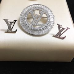  Bộ Trang Sức LV Trắng - Cài Áo & Bông Tai Pha Lê (AA) 