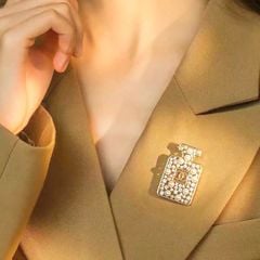  Cài Áo Chanel Chai Nước Hoa Màu Vàng Ngọc Trai & Pha Lê Trắng (CY) 