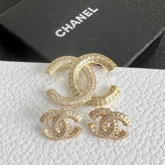  Bộ Trang Sức Chanel Màu Vàng - Cài Áo & Bông Tai Pha Lê Trắng (AK) 