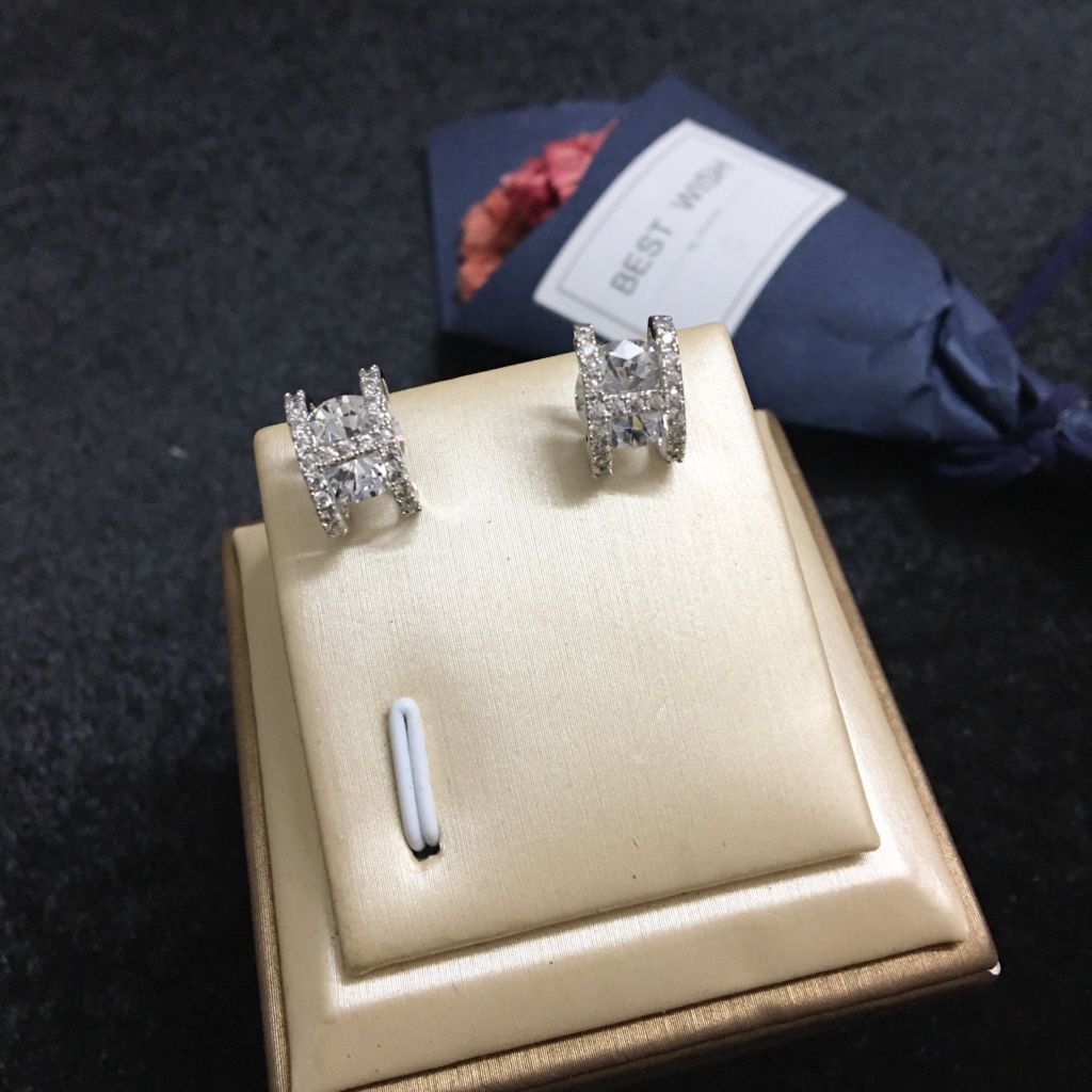  Bông Tai Hermes Màu Trắng Pha Lê (AE) 