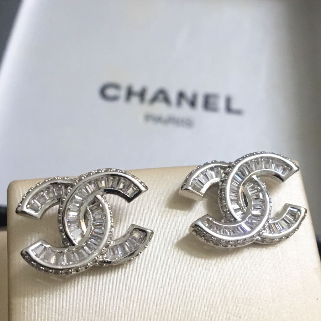  Bông Tai Chanel Màu Trắng Pha Lê (AQ) 