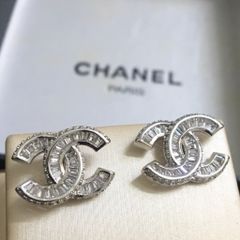  Bông Tai Chanel Màu Trắng Pha Lê (AQ) 