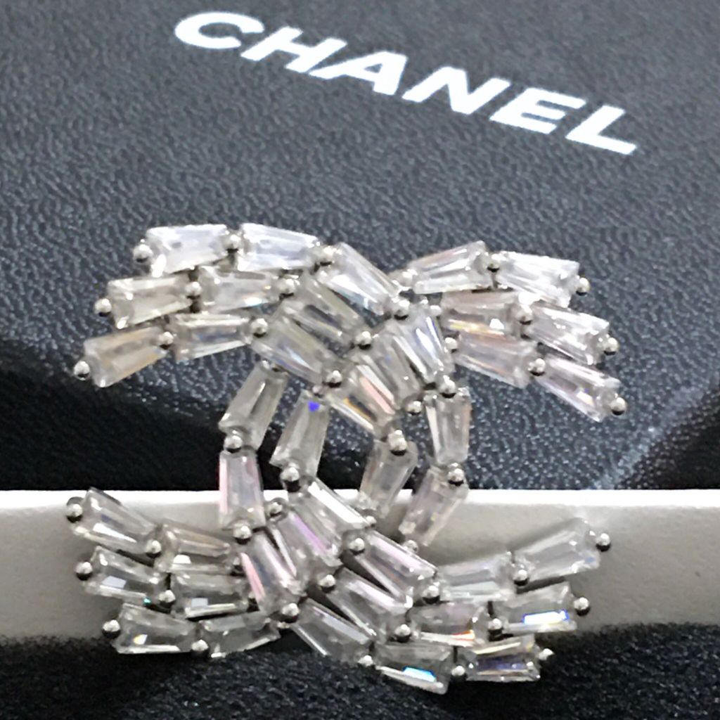  Bộ Trang Sức Chanel Trắng - Cài Áo & Bông Tai Pha Lê (AG) 