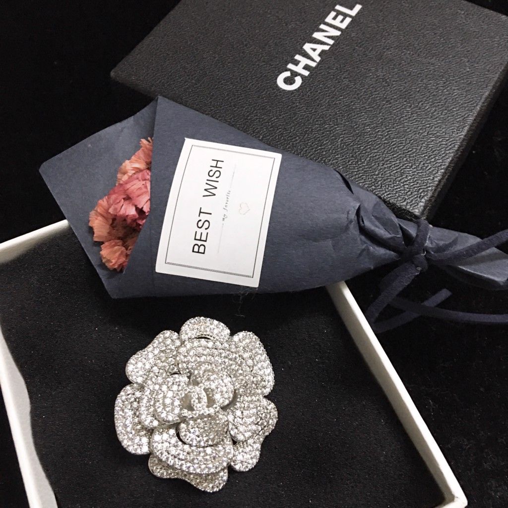  Bộ Trang Sức Hoa Trà Chanel Trắng - Cài Áo & Bông Tai Pha Lê (AJ) 