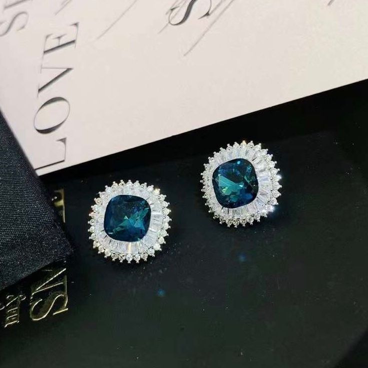  Bông Tai Vuông Bản To Pha Lê Xanh Bích & Trắng Sang Trọng (AP) 